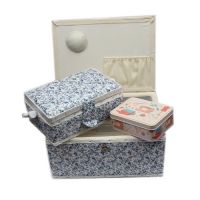 Set cutii tip cosuri pentru organizarea accesoriilor de cusut bleu si alb cu model floral (1x mare si 1x medie) si cutie de accesorii (cu accesorii incluse)