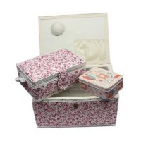 Set cutii tip cosuri pentru organizarea accesoriilor alb si roz cu model floral (1x mare si 1x medie) si cutie de accesorii (cu accesorii incluse)